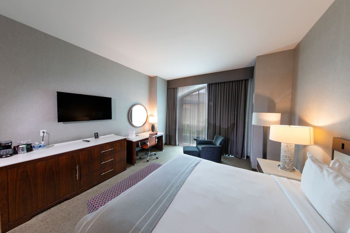 deluxe room, 1 king bed, non smoking | iron/ironing board, free rollaway beds, free wired internet, bed sheets