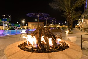 Seasonal outdoor pool - Delta Downs Racetrack Casino Hotel (Vinton)
