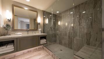 Regadera, amenidades de baño gratuitas, secadora de cabello, toallas