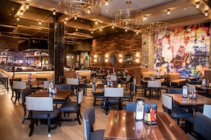 3 restaurants; breakfast, lunch, dinner and brunch served  - Delta Downs Racetrack Casino Hotel (Vinton)