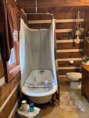 Ducha y bañera combinadas, secador de pelo, toallas y jabón