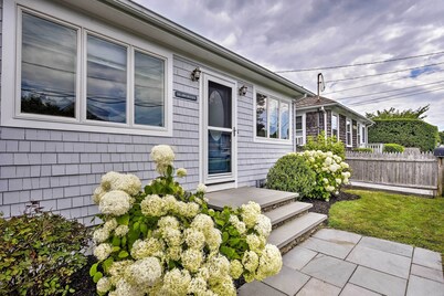 Idyllic Newport Area Cottage - Walk to First Beach