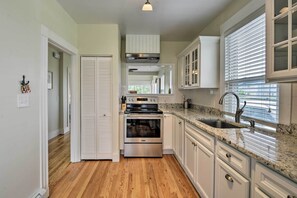 Fridge, microwave, stovetop, coffee/tea maker - Idyllic Newport Area Cottage - Walk to First Beach (Middletown)