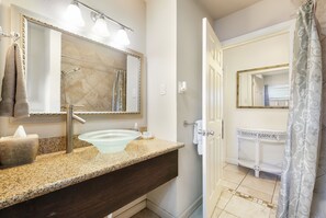 Hair dryer, shampoo, toilet paper - Sage Suite I - Safe, Cozy & Pet Friendly. (San Antonio)