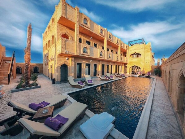 สนามรอบบริเวณ