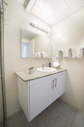 Een haardroger, handdoeken, shampoo, toiletpapier