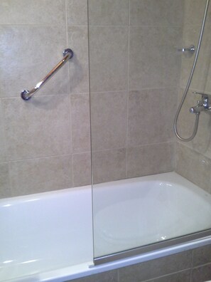Ducha y bañera combinadas, secador de pelo, bidé y toallas
