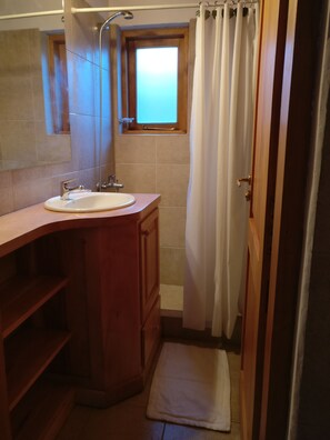 Ensemble douche/baignoire, sĂšche-cheveux, bidet, serviettes fournies