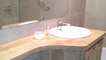 Combined shower/tub, hair dryer, bidet, towels