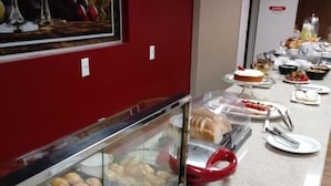 Una mesa de buffet con diversos alimentos y utensilios.