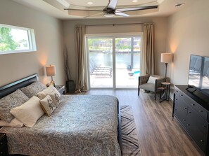 4 habitaciones, escritorio y tabla de planchar con plancha 