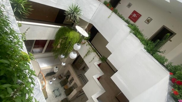 Un atrium à plusieurs niveaux, doté d’une verrière, de plantes d’intérieur et d’un espace détente.