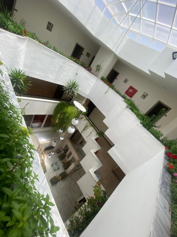 Televisión LED de 32 pulgadas con canales vía satélite y televisión