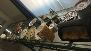Une table de buffet proposant divers plats et accompagnements.
