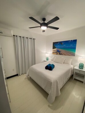 2 bedrooms, desk, WiFi, bed sheets