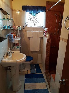 タオル、トイレットペーパー