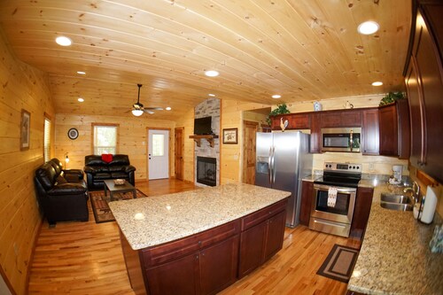 Cabin in the Woods-Gas Fireplace - Charcoal Grill - Pet Friendly