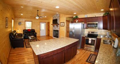Cabin in the Woods-Gas Fireplace - Charcoal Grill - Pet Friendly