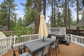 Outdoor dining - Southern Comfort - AC, Centrally Located, Hot Tub, Fenced Yard, BBQ (Big Bear Lake)
