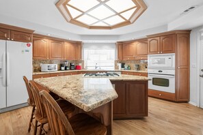 Fridge, microwave, oven, stovetop - Southern Comfort - AC, Centrally Located, Hot Tub, Fenced Yard, BBQ (Big Bear Lake)