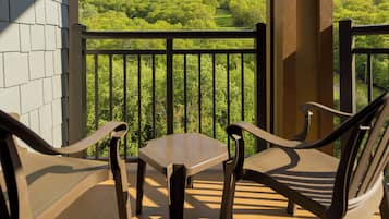 Quarto superior, várias camas (Two Bedroom Suite with Balcony) | Terraço/pátio