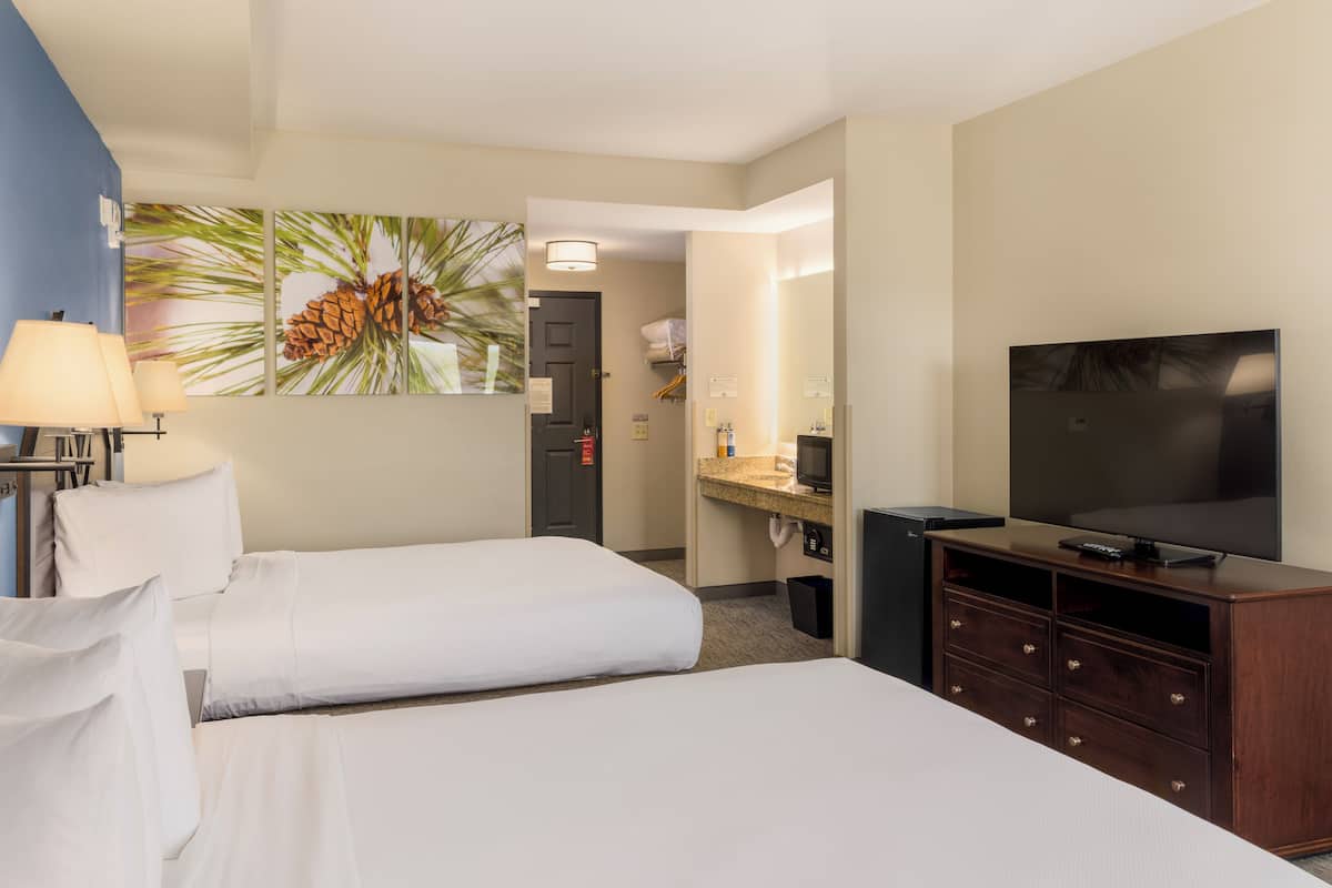 Suite, Plusieurs lits (Double Queen Suite Balcony) | 1 chambre, coffre-fort, fer et planche Ă repasser