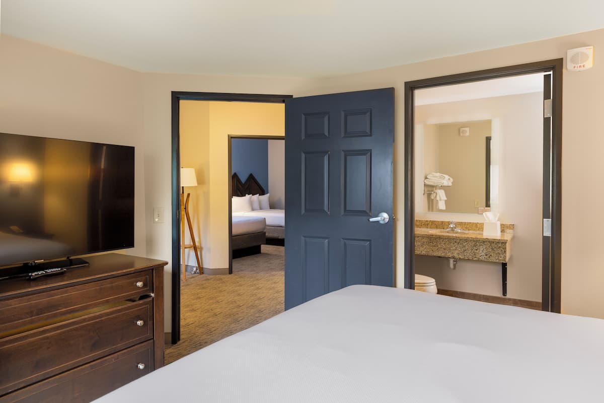 Chambre supérieure, Plusieurs lits (Two Bedroom Suite) | 1 chambre, coffre-fort, fer et planche à repasser