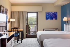 Suite, varias camas (Double Queen Suite Balcony) | Zona de estar | Una televisión