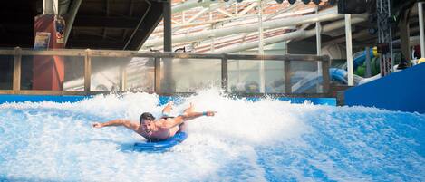 Un toboggan aquatique avec une personne en bas.