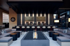 早餐，供應午餐和晚餐