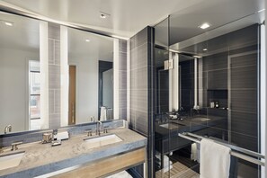 Douche, articles de toilette gratuits, sèche-cheveux, peignoirs