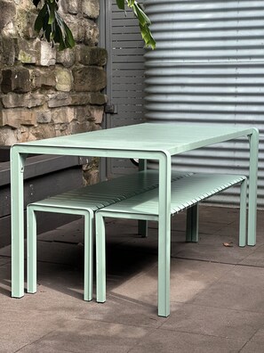Outdoor dining - Luxury designer home, perfect location and parking (Darlington)