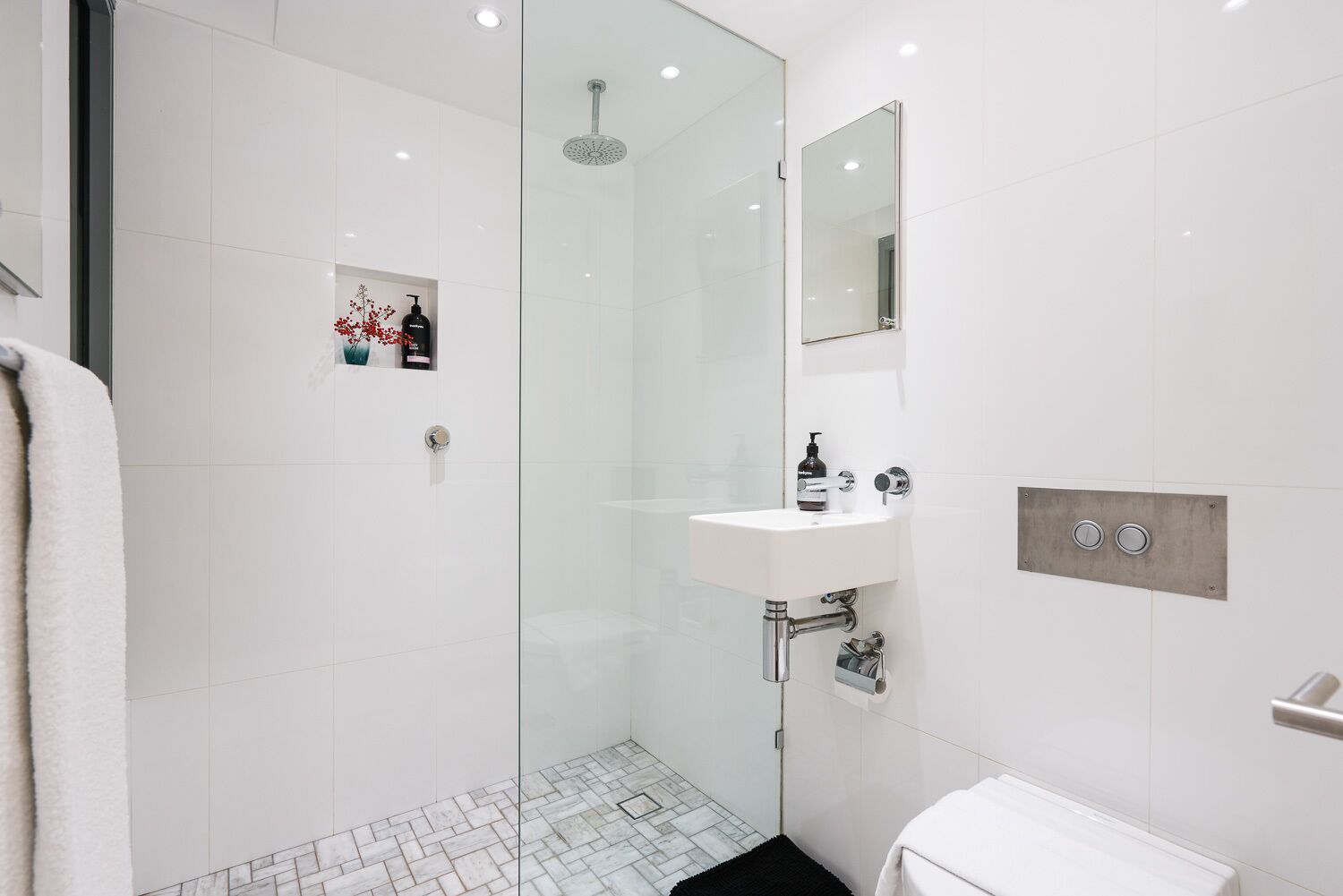 Shower, hair dryer, heated floors, towels