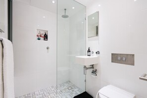 Shower, hair dryer, heated floors, towels - Luxury designer home, perfect location and parking (Darlington)