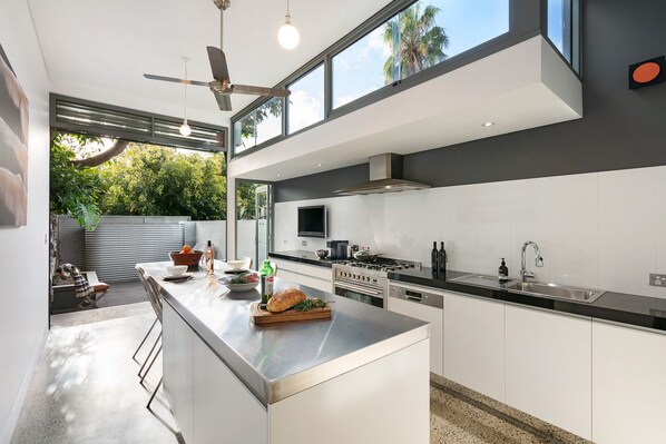 冷蔵庫、電子レンジ、オーブン、コンロ