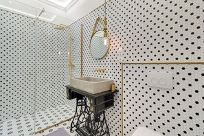Ensemble douche/baignoire, sèche-cheveux, chaussons, serviettes fournies