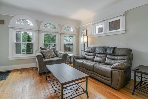 ★Grosse Pointe Luxury★ ★Downtown Detroit Close★