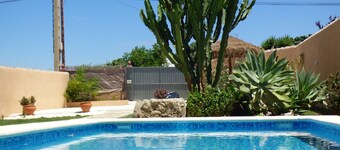 Casa rural con piscina privada , nueva y bonito jardin