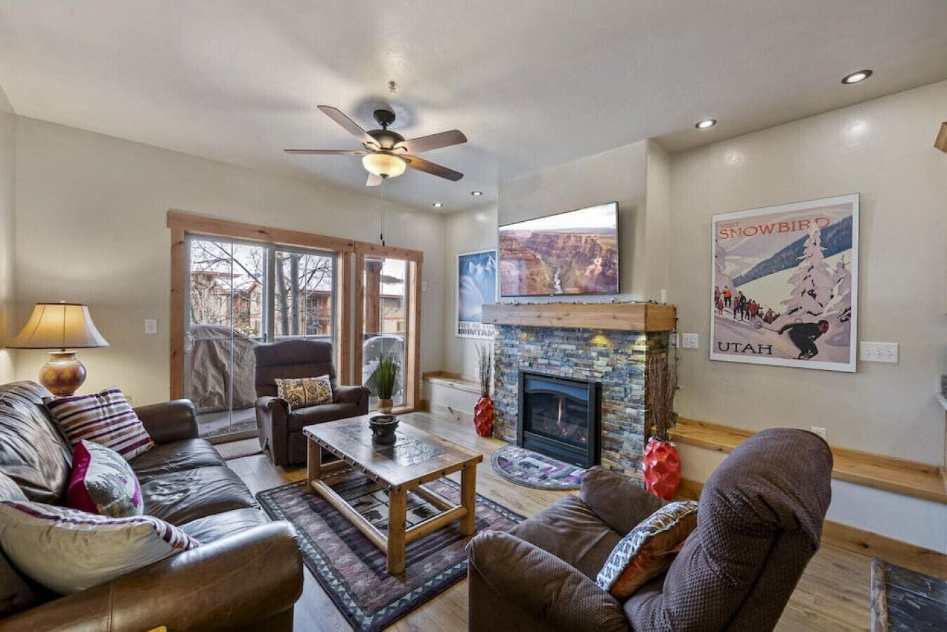 The Grizzly: 3 BR with community hot tub & pool