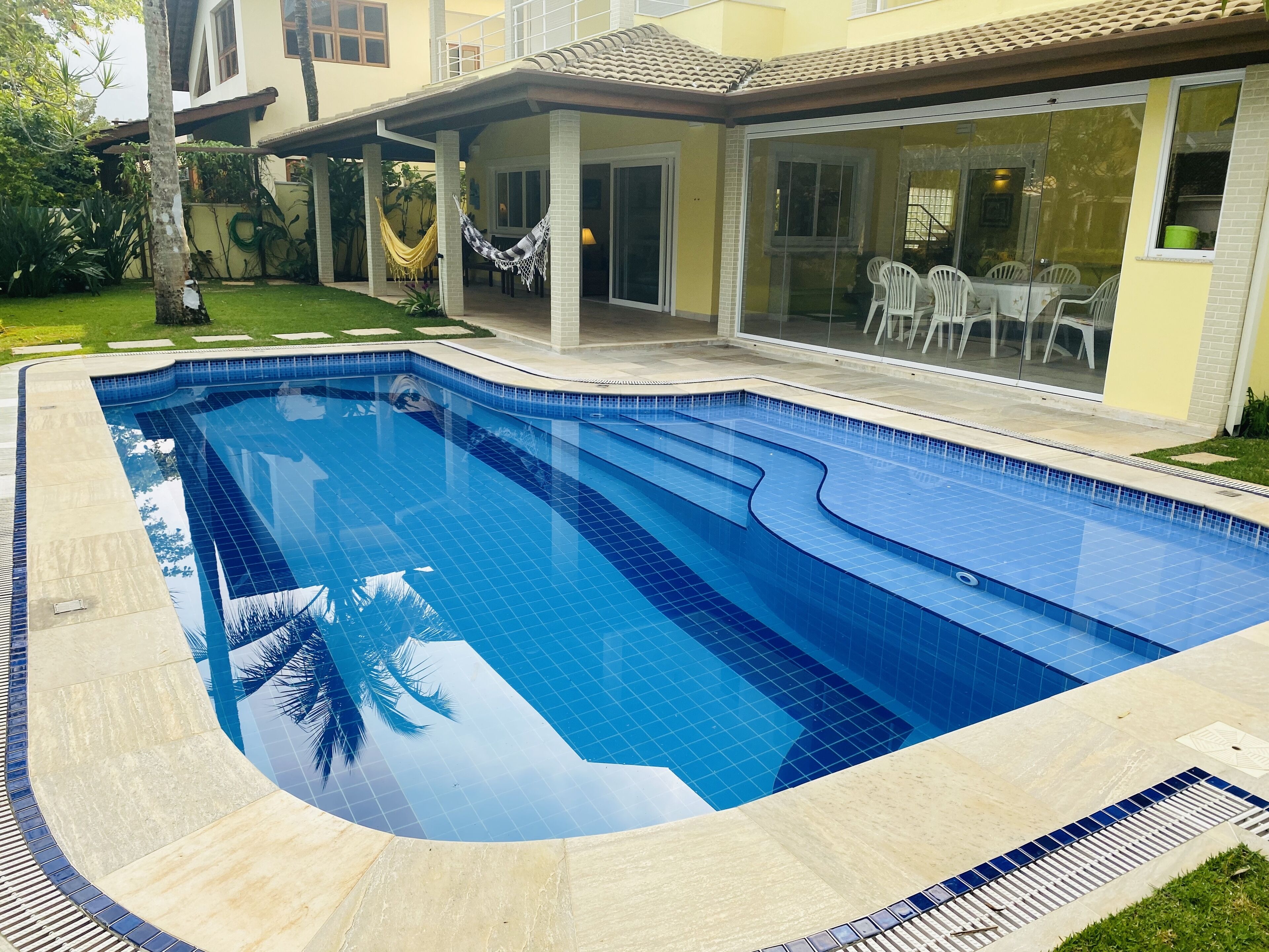 Piscina, varanda e churrasqueira