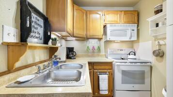 Réfrigérateur, surface de cuisson, cafetière-théière