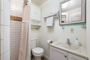 タオル、シャンプー、トイレットペーパー