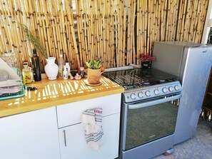 Refrigerador, horno, parrilla de estufa y cafetera y tetera 