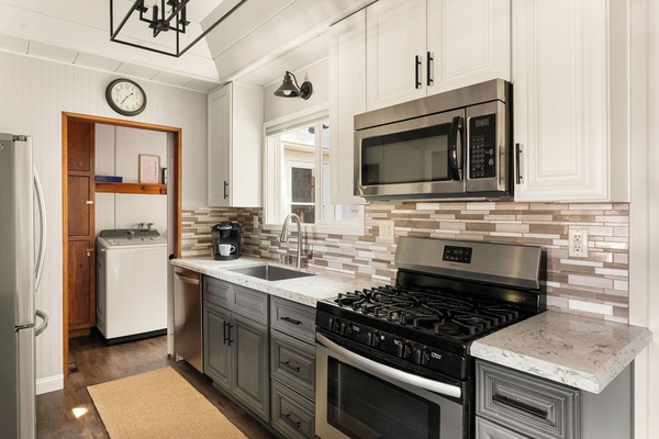 Frigorífico, microondas, horno y placa de cocina