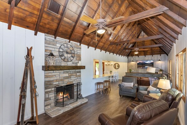 Een smart-tv, een open haard, een dvd-speler en een tafeltennistafel