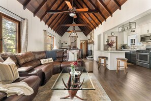 Een smart-tv, een open haard, een dvd-speler en een tafeltennistafel