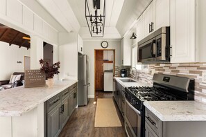 Een koelkast, een magnetron, een oven, een kookplaat