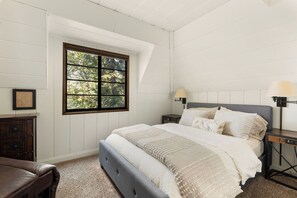 5 slaapkamers, een strijkplank/strijkijzer, reisbedje, gratis wifi