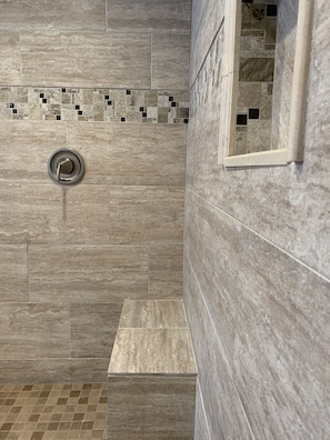 Combined shower/tub, towels