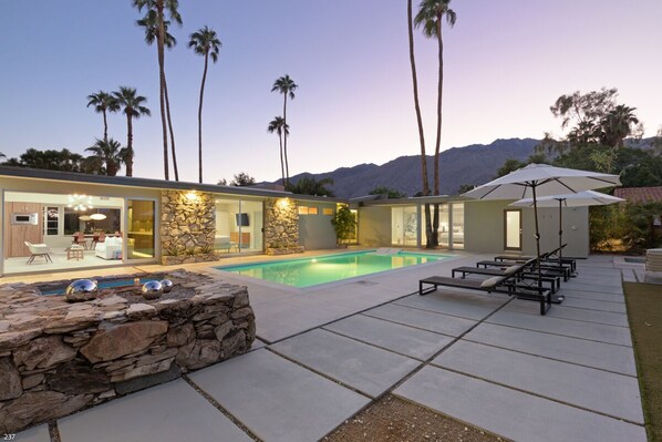 حمّام سباحة مُدفَّأ، مظلات على حمّام السباحة